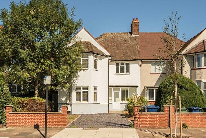 5 Bedroom Property For Sale In Lynton Road, Acton, W3