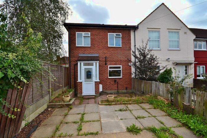 5 Bedroom House To Rent In Kingsley Road, Hainault, IG6
