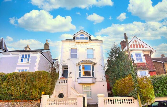 1 Bedroom Flat To Rent In Grovehill Road, Redhill, RH1