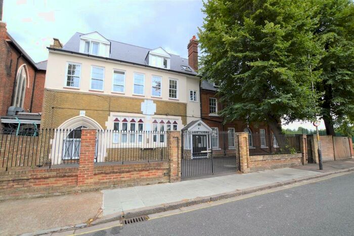 Apartment To Rent In Cobourg Road, London, SE5