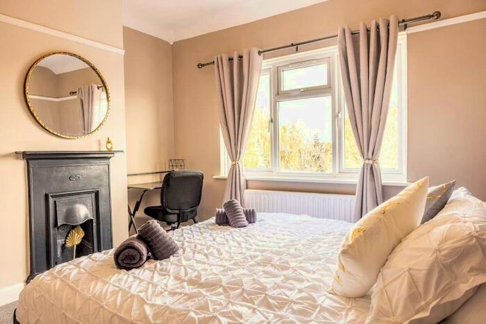 3 Bedroom Detached House To Rent In Cleveland Road, New Malden, KT3