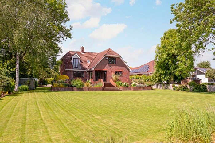 4 Bedroom Detached House For Sale In Hamm Court, Weybridge, KT13