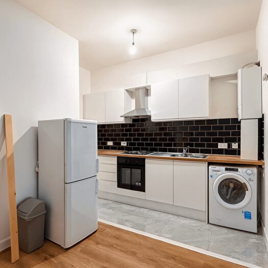 2 Bedroom Flat To Rent In Amersham Road, SE14