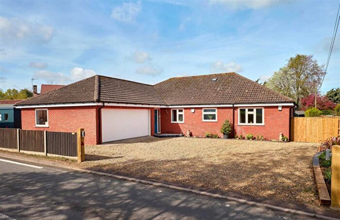4 Bedroom Detached Bungalow For Sale In Harleston Road, Weybread, IP21