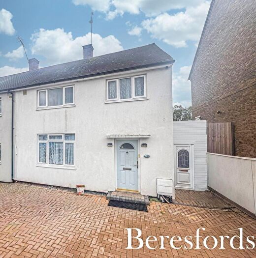 3 Bedroom Semi Detached House For Sale In Dartfields, Romford, RM3