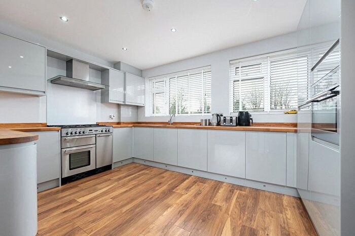 2 Bedroom Maisonette For Sale In Millside, Carshalton, SM5