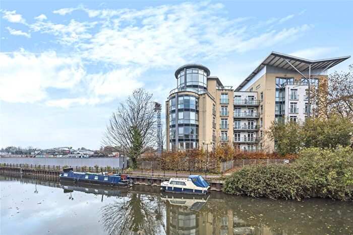 2 Bedroom Flat To Rent In Kenavon Drive, Reading, Berkshire, RG1