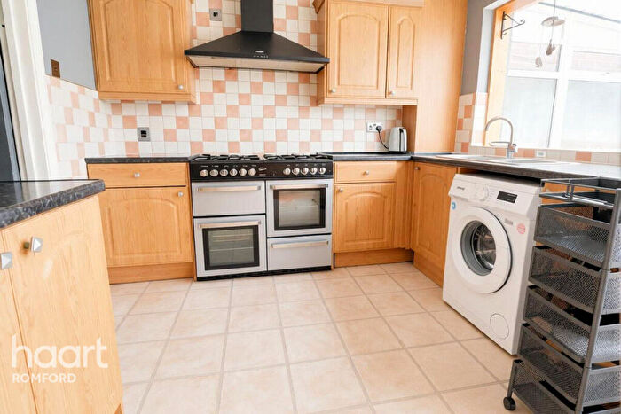 4 Bedroom Town House To Rent In Great Cullings, Romford, RM7
