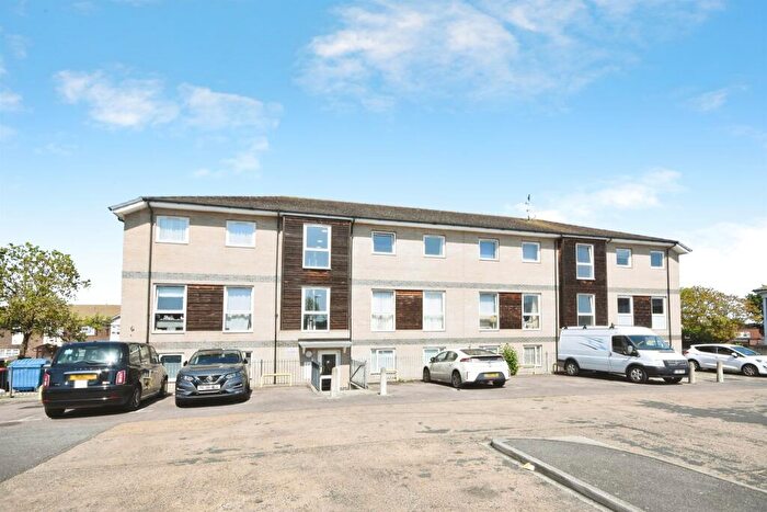 2 Bedroom Apartment For Sale In North Crockerford, Basildon, SS16