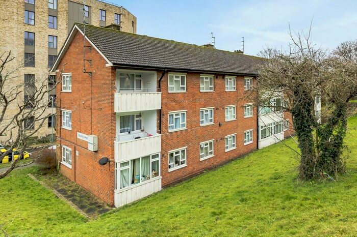 3 Bedroom Flat To Rent In Selsfield Drive, Brighton, BN2