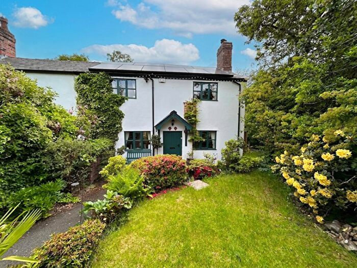 3 Bedroom Semi Detached House For Sale In Roe Green, Worsley, M28