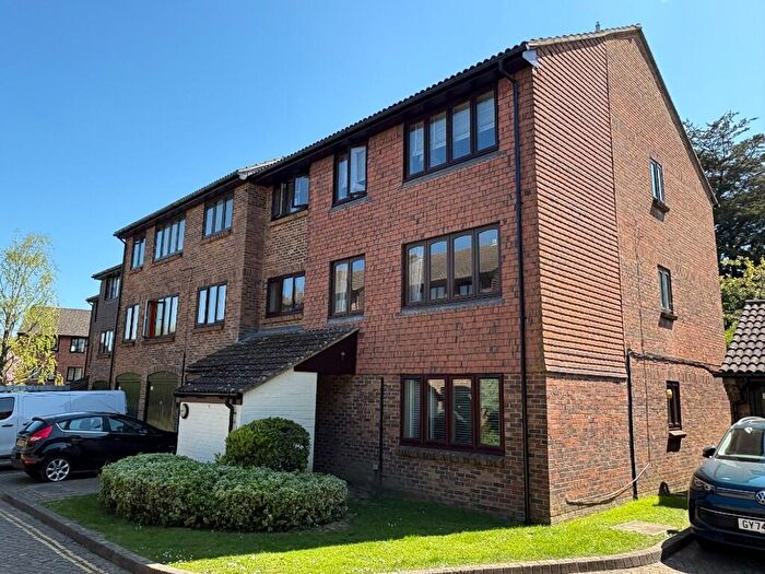 1 Bedroom Flat To Rent In Connaught Gardens, Crawley, West Sussex, RH10