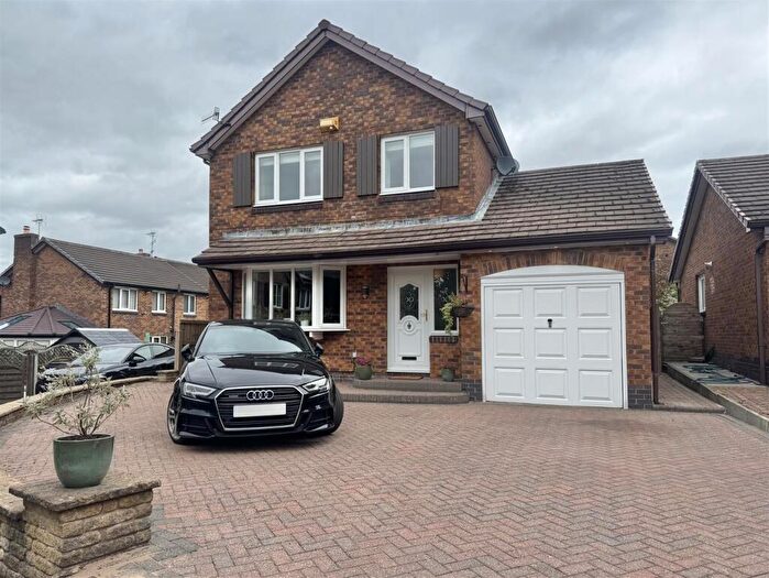 4 Bedroom Detached House For Sale In Gloucester Way, Glossop, SK13