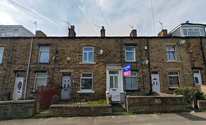 3 Bedroom Terraced House To Rent In Woodhall Avenue, Bradford, BD3