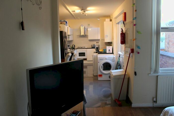 6 Bedroom Terraced House To Rent In Balfour Road, Nottingham, NG7