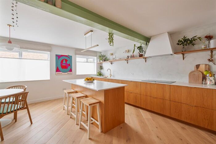 3 Bedroom End Of Terrace House For Sale In Ashdon Close, Woodford Green, IG8