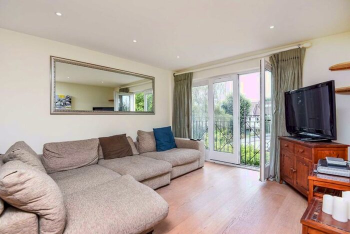 2 Bedroom Flat To Rent In Denning Mews, Balham, SW12