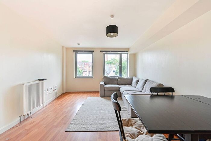 1 Bedroom Flat To Rent In Bourbon Lane, Shepherd's Bush, London, W12