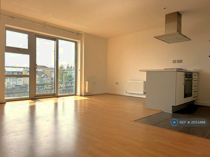 2 Bedroom Flat To Rent In Queen Mary Avenue, London, E18