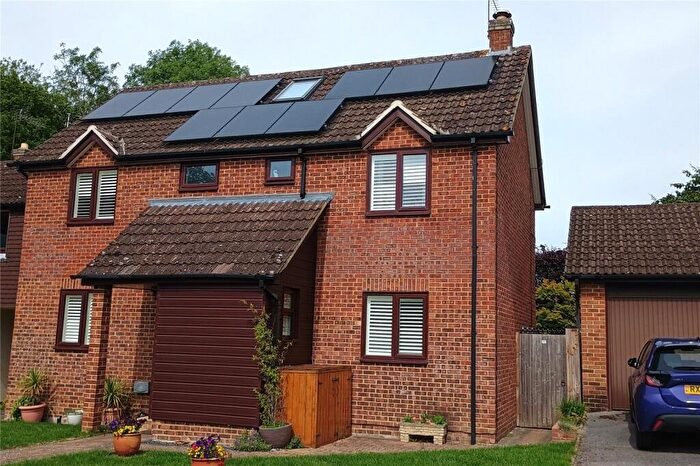 6 Bedroom Link Detached House For Sale In Nursery Close, Hook, Hampshire, RG27