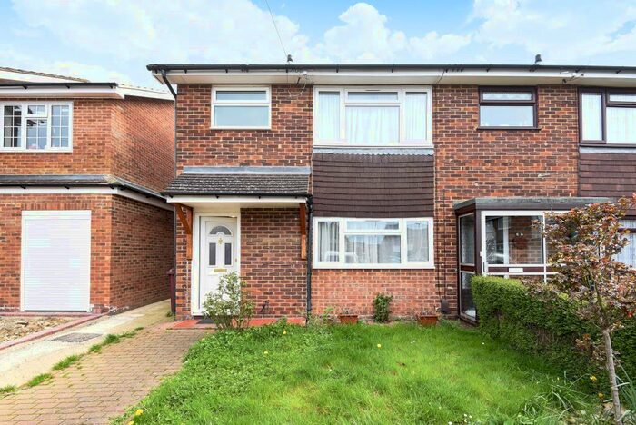 3 Bedroom Semi-Detached House To Rent In Moreleigh Close, Reading, RG2