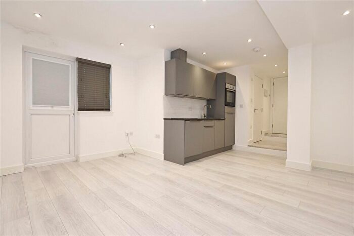 Apartment To Rent In High Street, Woking, Surrey, GU21