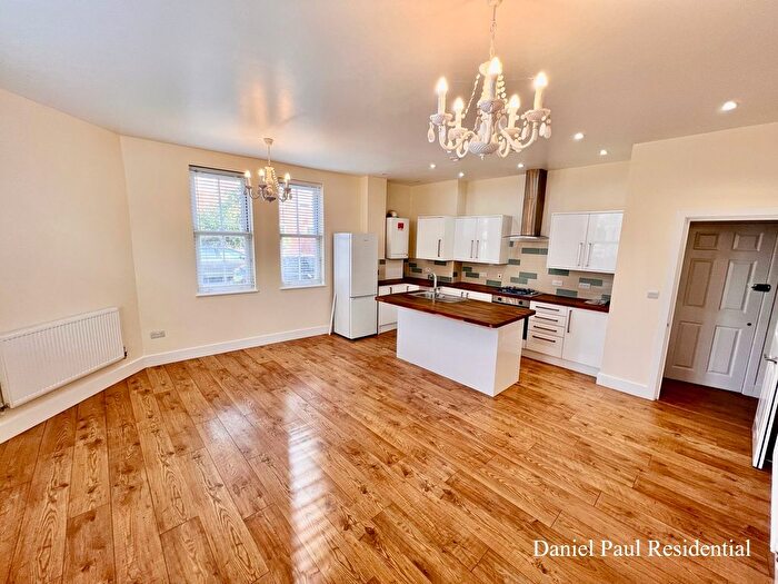 2 Bedroom Flat To Rent In Junction Road, Ealing, W5