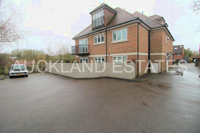 2 Bedroom Flat To Rent In Bluebridge Road, Brookmans Park, AL9