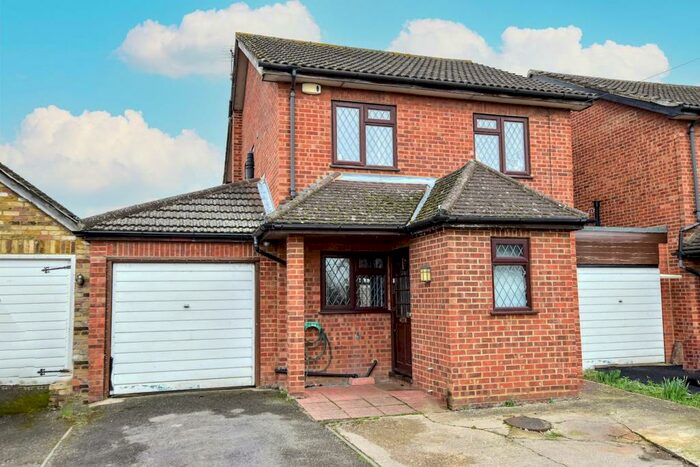 3 Bedroom Detached House To Rent In Withycroft, George Green, SL3