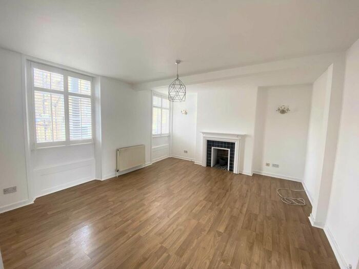 2 Bedroom Flat To Rent In High Street, Brentwood, CM14