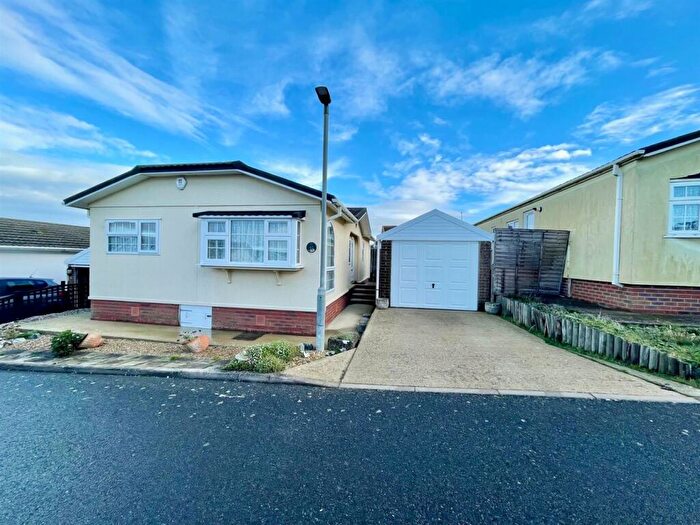 2 Bedroom Park Home For Sale In Newhaven Heights, Newhaven, BN9