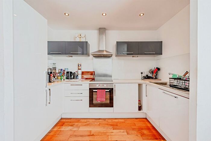 2 Bedroom Flat For Sale In The Boulevard, Crawley, RH10