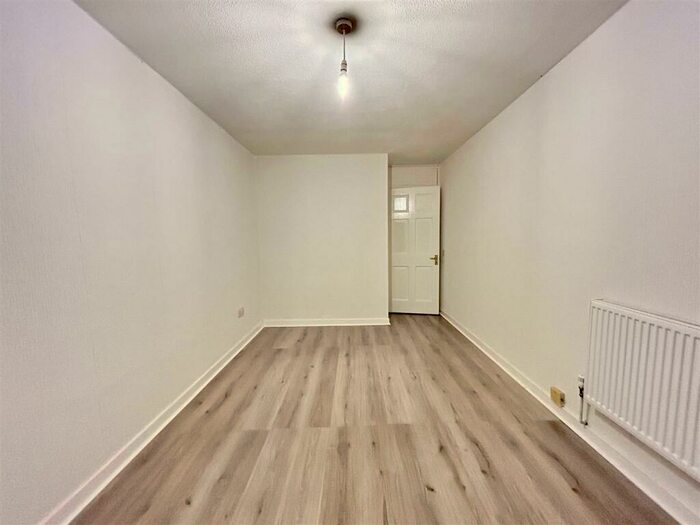 2 Bedroom Flat To Rent In Barn Mead, Harlow, CM18