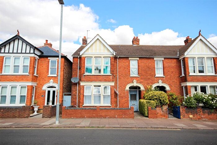 5 Bedroom Semi-Detached House For Sale In Castle Road, Bedford, Bedfordshire, MK40