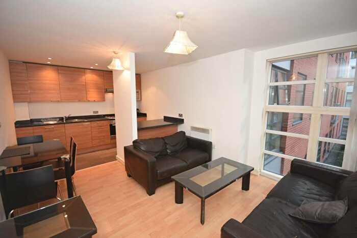2 Bedroom Apartment To Rent In The Quadrangle, Manchester, M1