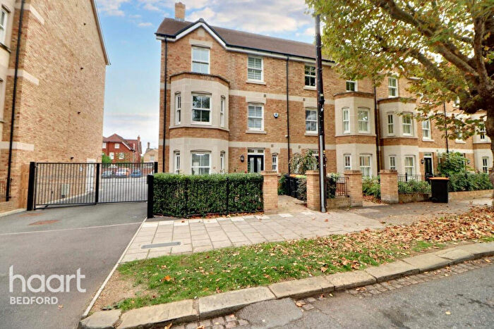 6 Bedroom Semi-Detached House For Sale In Warwick Avenue, Bedford, MK40