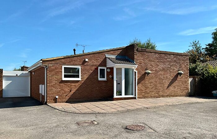 2 Bedroom Bungalow For Sale In Hurst Park Road, Twyford, Reading, Berkshire, RG10