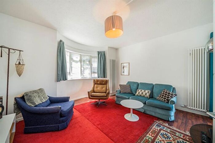 2 Bedroom Flat For Sale In Vallance Road, Bethnal Green, E1
