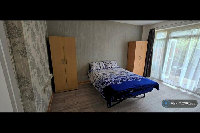 Studio To Rent In Bowes Road, London, N13