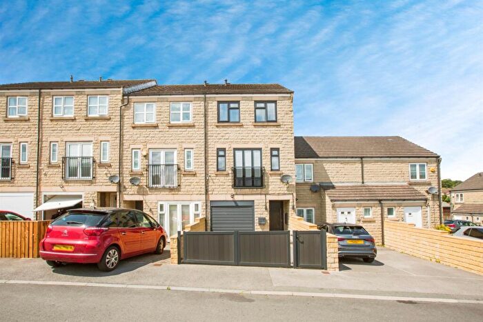 3 Bedroom Town House For Sale In Moins Close, Halifax, HX2