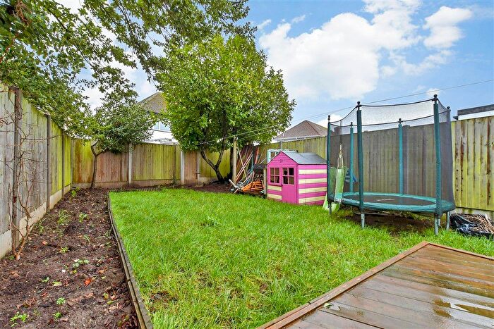 2 Bedroom Flat For Sale In Princess Margaret Avenue, Ramsgate, Kent, CT12