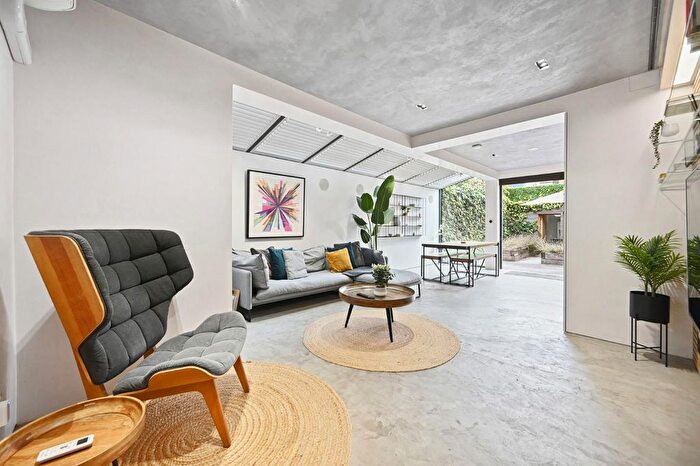 2 Bedroom Flat For Sale In Windmill Road, Brentford, TW8