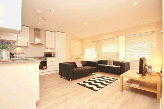 2 Bedroom Flat To Rent In Morland House, - Eastern Road, Romford, RM1