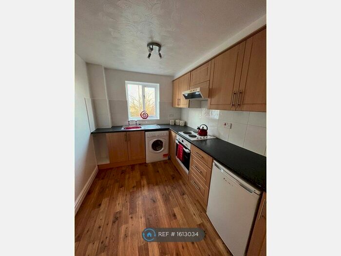 2 Bedroom Flat To Rent In St. Johns Chase, Wakefield, WF1