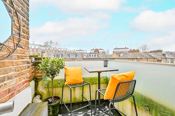 3 Bedroom Flat To Rent In Gunterstone Road, West Kensington, London, W14