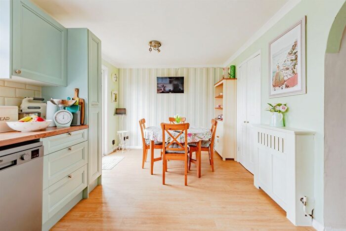 3 Bedroom End Of Terrace House For Sale In Kingsley Road, Crawley, RH11