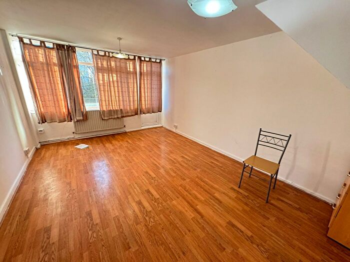 2 Bedroom Flat To Rent In Bow Road, London, E3