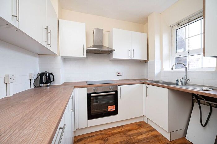 4 Bedroom Flat To Rent In Monkton House, Hackney, London, E5