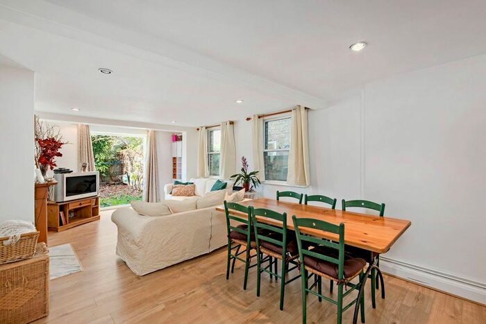 3 Bedroom Flat To Rent In Wandsworth Bridge Road, Fulham, London, SW6