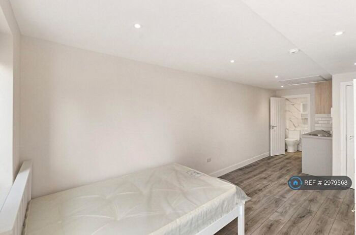 Studio To Rent In New Haw, Addlestone, KT15